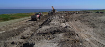 Wiederherstellung des Strandwalls unter dem Deich