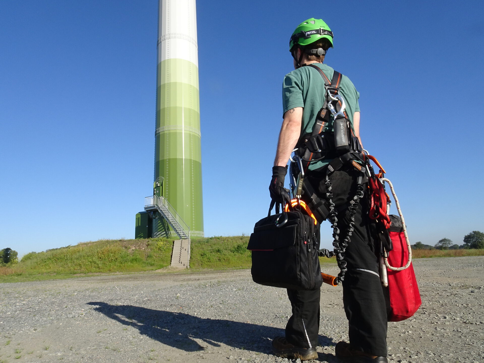 Mann vor Windkraftanlage